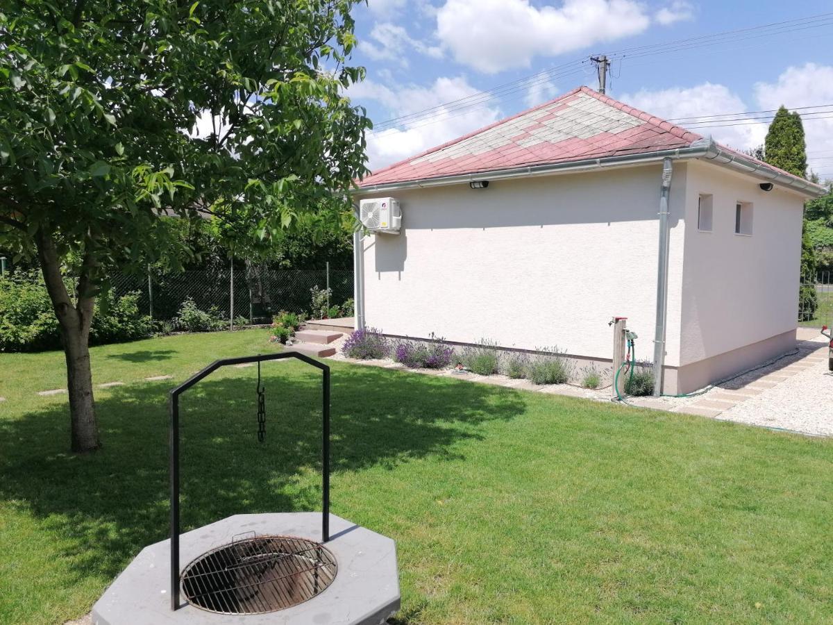 Levelke Mini Apartman Gardony Bagian luar foto